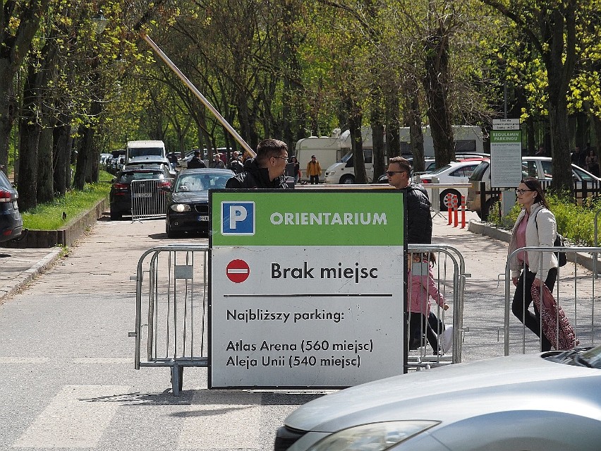 W majówkę parking przed Orientarium był całkowicie...