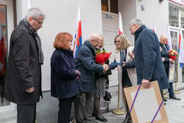 Bydgoska Aleja Autografów na ul. Długiej powiększyła się o kolejne trzy podpisy. W sobotę (28 października) uroczyście odsłonili je  Krystyna Gawek, Marek Chełminiak i prof. dr hab. Roman Ossowski - laureaci Bydgoskich Autografów 2023.