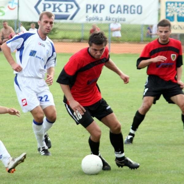 Piłkarze Stali Stalowa Wola (z piłką Kamil Gęśla) nie popisali się w pierwszym pojedynku z Kolejarzem w Stróżach i przed rewanżem postawili się w bardzo trudnej sytuacji.