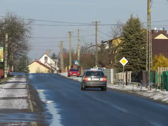 Od kilkunastu dni w Sarzynie jest więcej policyjnych patroli. Są również tajniacy.