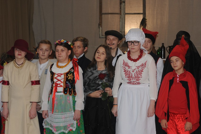 120 widzów na spektaklu "Wesele" w Oleśnicy. Inscenizacja zachwyciła publiczność