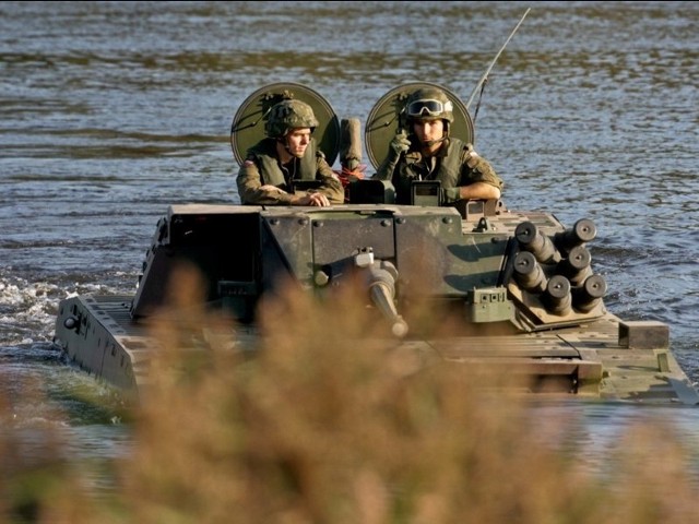 Żołnierze z Międzyrzecza forsowali rosomakami zaporę wodną.