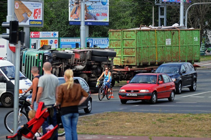 Wypadek ciężarówki na Rondzie Fordońskim