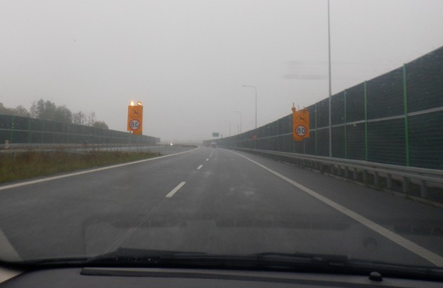 Na północnych odcinkach S5 w pobliżu Bydgoszcz prędkość nadal będzie ograniczona do 80 km na godz. (na zdjęciu). Mimo porannej szarówki i lekkiej mgły, mało który kierowca przestrzega przepisów.