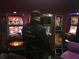 Policjanci ze Zwolenia zlikwidowali nielegalne kasyno. Funkcjonariusze zabezpieczyli kilka automatów do gier