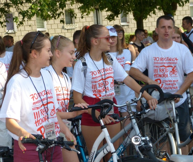 Uczestnicy Rajdu Honoru w Stalowej Woli uczcili rocznicę wybuchu Powstania Warszawskiego.