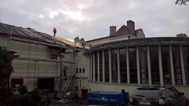 Robotnicy z grudziądzkiej firmy pracują w Chełmnie także w soboty, aby zdążyć z wymianą dachu przed zimą