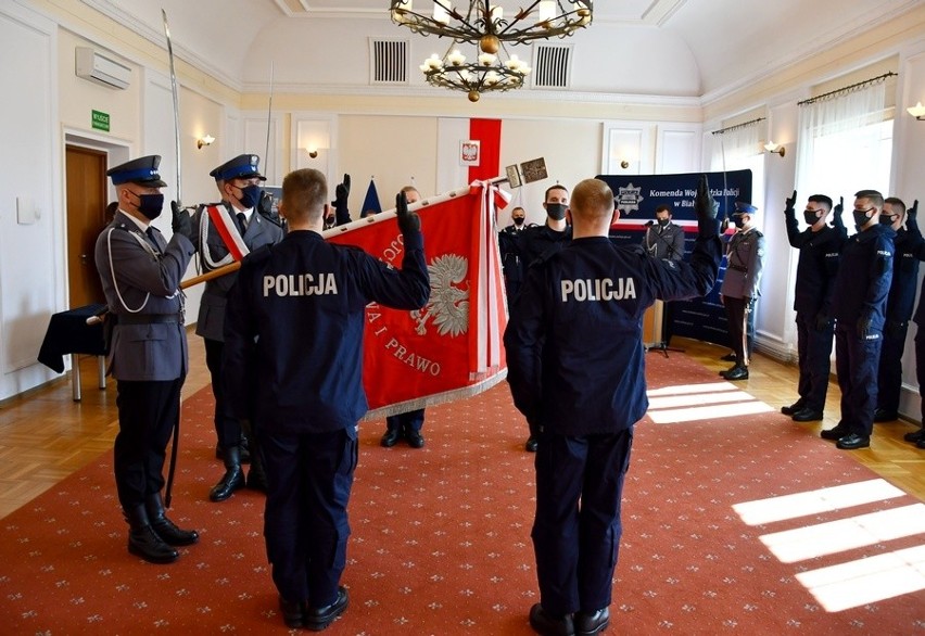 Białystok. Komenda wojewódzka przyjęła 12 nowych funkcjonariuszy. We wtorek złożyli ślubowanie (zdjęcia)