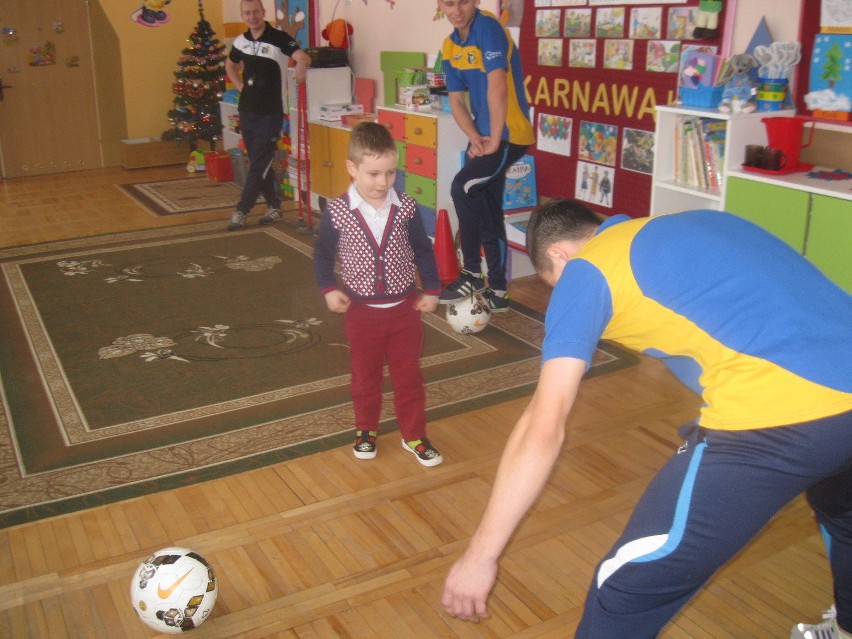 Przedszkolaki mogły wspólnie pograć z piłkarzami