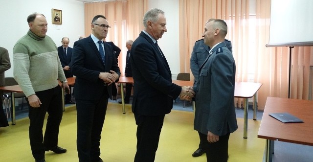 Przedstawiciele samorządów powiatu przysuskiego pogratulowali nowemu zastępcy komendanta policji w Przysusze.