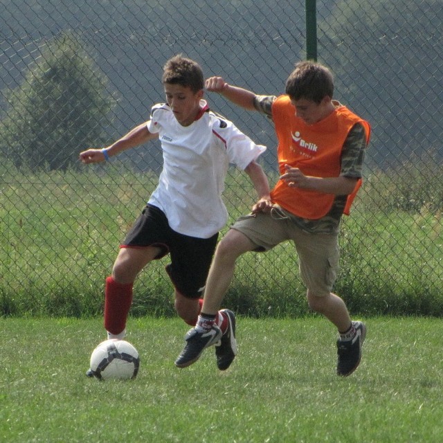 Piłkarze z Wąsewa (pomarańczowy znacznik) zaprezentowali się całkiem dobrze na tle bardziej doświadczonych rywali.