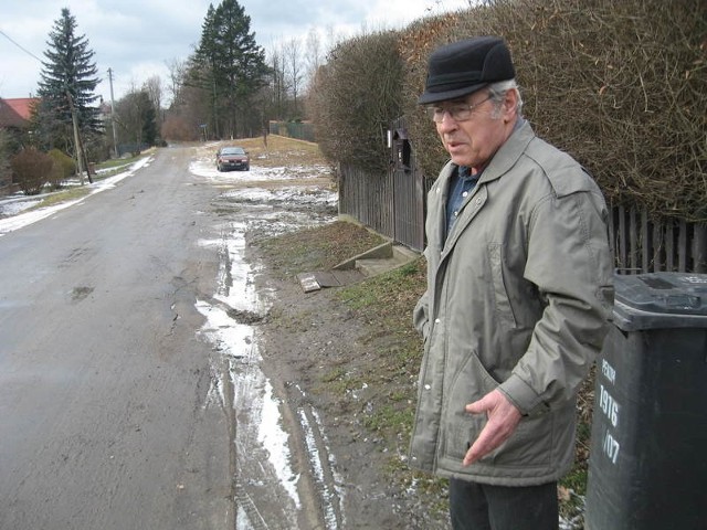 - Ostatnio, podczas roztopów jezdnia znowu była zalana, wejść do domu nie mogłem - opowiada Tadeusz Swach.