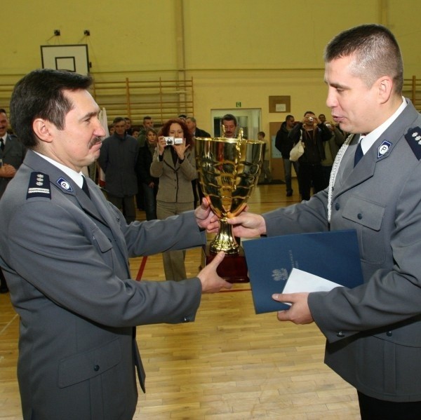 Nadkomisarz Jacek Pisarek (z prawej), najlepszy dyżurny w kraju, odebrał nagrodę i gratulacje z rąk inspektora Romana Doroszkiewicza, szefa świętokrzyskiej policji.