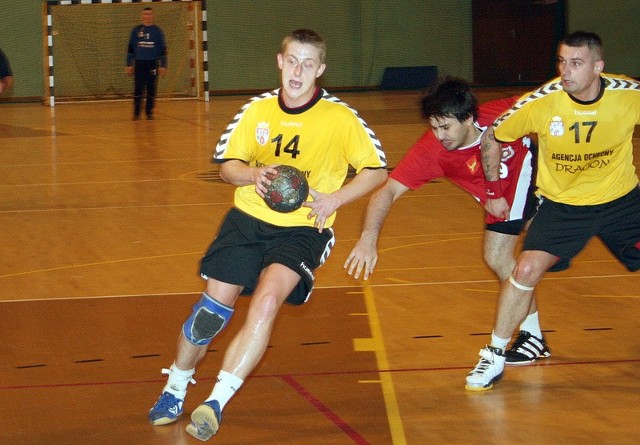 Przemysław Misiewicz (z piłką) zdobył w meczu z ChKS 10 bramek.