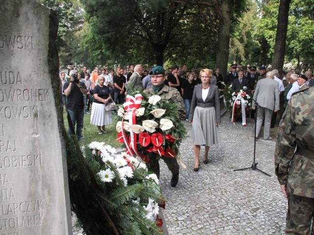 Przy pomniku Poległych Żołnierzy, kwiaty składała między innymi Wicewojewoda Świętokrzyski, Beata Oczkowicz.