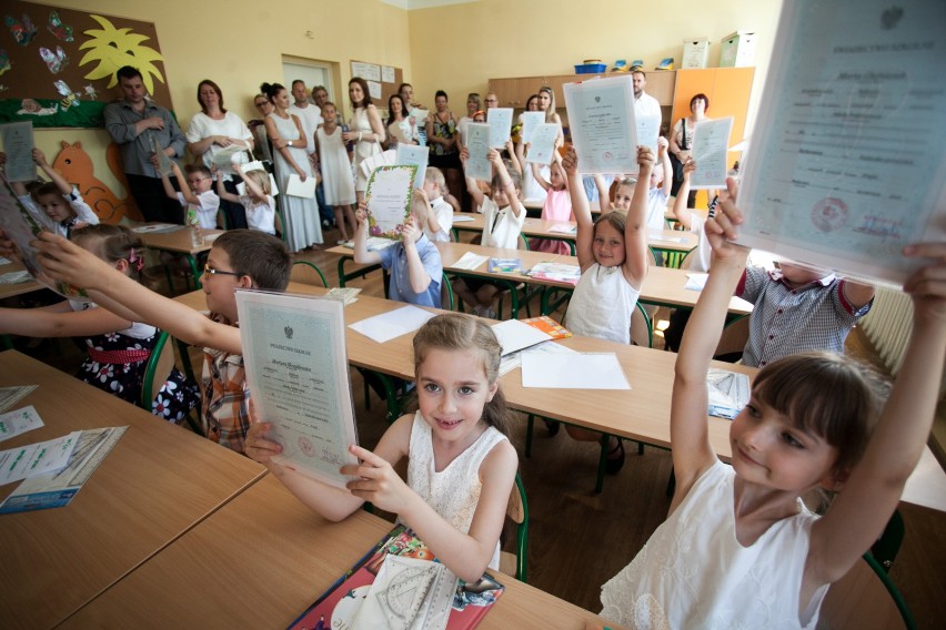 Nowe świadectwa szkolne. Jak będą wyglądać, kiedy uczniowie je dostaną? [SZKOŁA PODSTAWOWA – WSZYSTKIE WZORY]