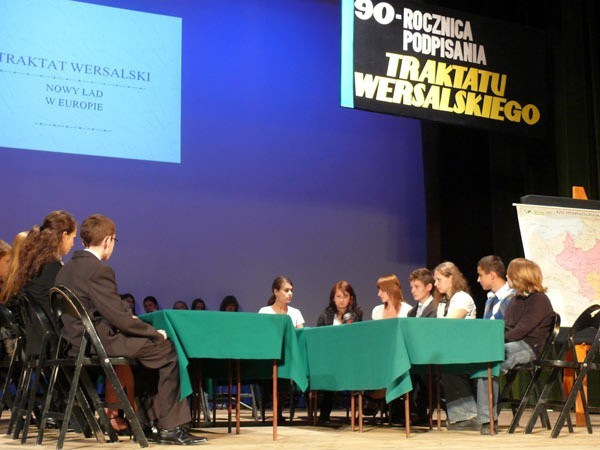Młodzież debatuje nad przywróceniem wolności Polsce.