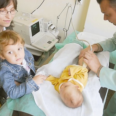 Katarzyna Maciak z Witnicy zgłosiła się z sześciotygodniową Wiktorią na badanie bioderek w poradni preluksacyjnej w Gorzowie. Na zdjęciu z starszą córką Natalią. Badanie wykonuje ortopeda Dariusz Nasiński.