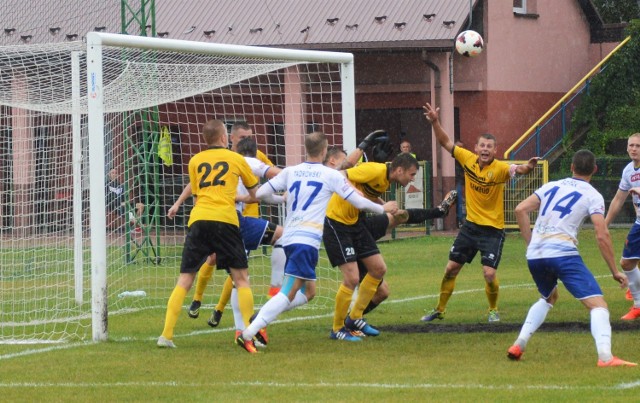 Piłkarze Trzebini (żółte stroje) złapali "zadyszkę". Zdobyli tylko punkt na boisku ostatniej w tabeli Wiernej.