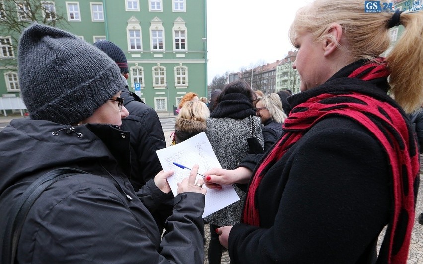 Protest pracowników MOPR przed urzędem miejskim [wideo] 