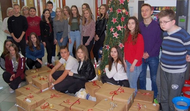 Gimnazjaliści z Krasocina zorganizowali po raz 15. świąteczną zbiórkę żywności.