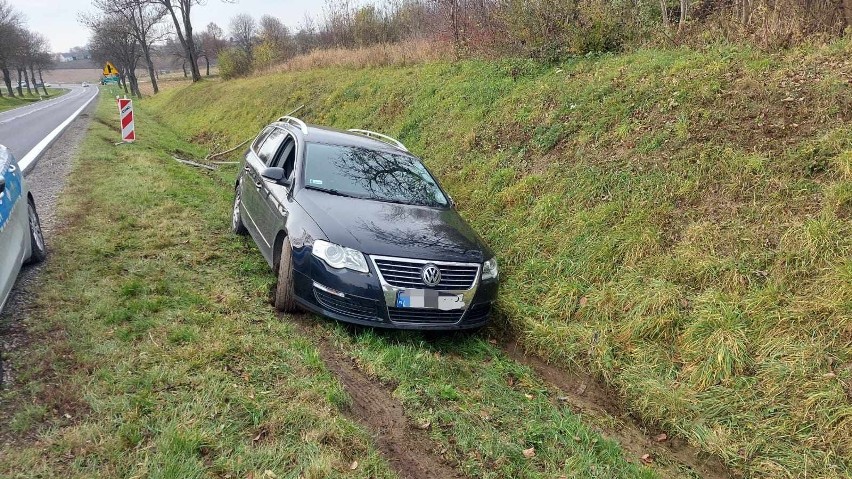 Samochód zjechał do rowu w miejscowości Kunice w powiecie opatowskim. Kierowca był pod wpływem alkoholu. Zobacz zdjęcia