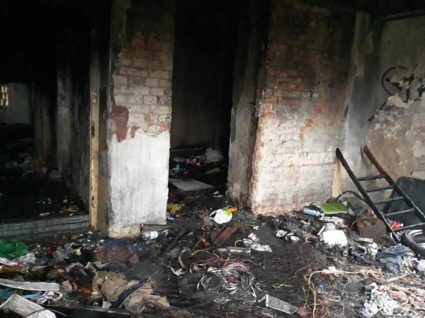 Białystok: Pożar na ul. Knyszyńskiej. Funkcjonariusze usłyszeli jęki w płonącym budynku. Uratowali mężczyznę (zdjęcia)