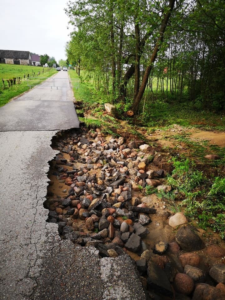 Burze w Podlaskiem 21.05.2019 Skutki nawałnic: Połamane drzewa, zerwane dachy i zalane posesje [ZDJĘCIA]