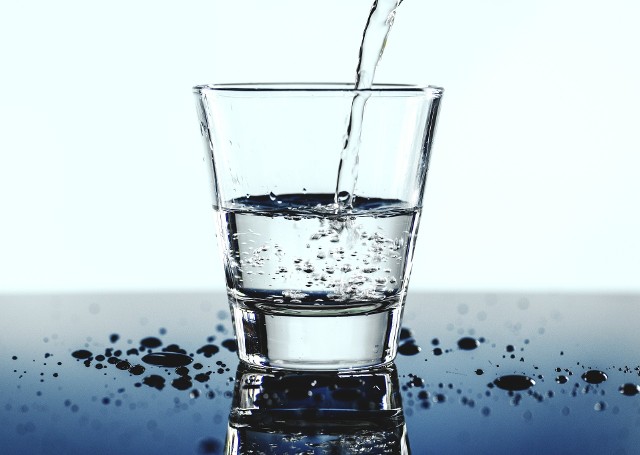 Pij profilaktycznieWodę powinniśmy pić profilaktycznie, a nie dopiero gdy czujemy pragnienie. Pragnienie to objaw znacznego niedoboru wody i oznacza, że organizm bardzo jej potrzebuje. 2,5 litra wody dziennie to niezbędne minimum dla dorosłej zdrowej osoby. My jednak generalnie pijemy za mało. To bład!Ciało ludzkie w około 60 proc. składa się z wody, która ma fundamentalny wpływ na funkcjonowanie całego organizmu. W ciągu dnia w procesach metabolicznych i w wyniku intensywnego trybu życia systematycznie ją tracimy. Dlatego tak ważne jest, by regularnie uzupełniać jej zapasy i nie zapominać o nawadnianiu.ZOBACZ - ILE PIĆ W TRAKCIE UPAŁÓW