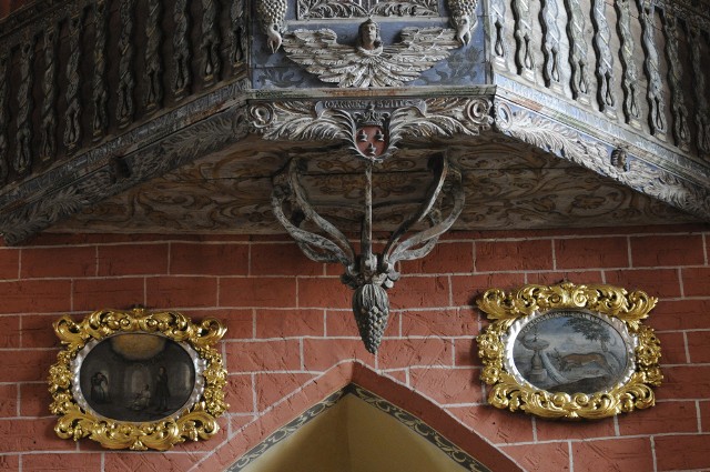 Zachwycające detalami wnętrze kościoła farnego - obowiązkowy przystanek dla każdego turysty