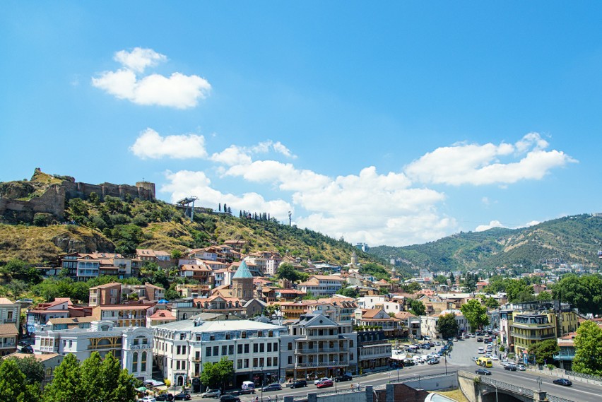 Stolica Gruzji, Tbilisi, jest pełna urokliwych uliczek i...