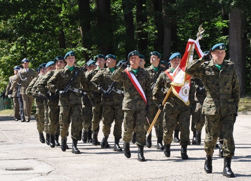 W tajnej jednostce wojskowej ukrytej w środku lasu w...