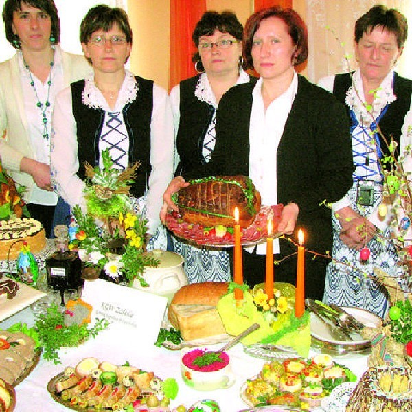 Z wędzoną szyneczką własnej roboty Alicja Kiedrowicz. Obok stoją Bożena Stróżyńka, Elżbieta Kłódka, Henryka Borysionek oraz Dorota Frohlke i Halina Radowska.