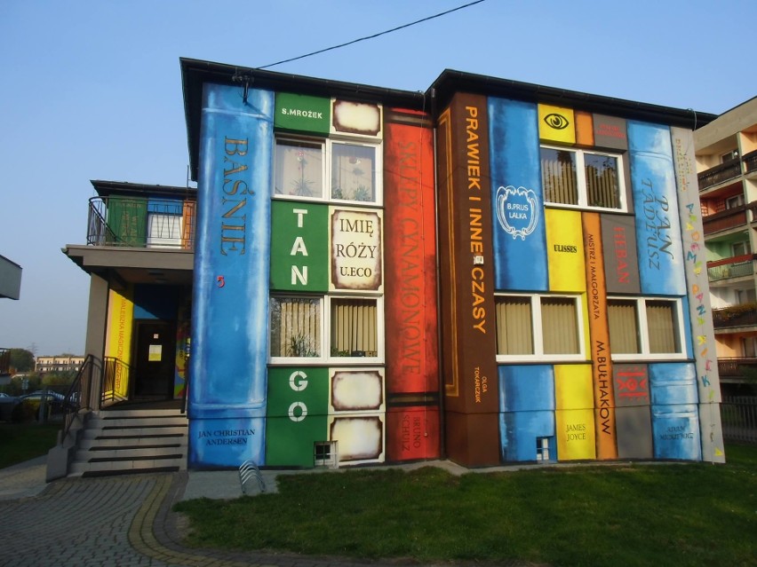 Mural na ścianie radlińskiej biblioteki