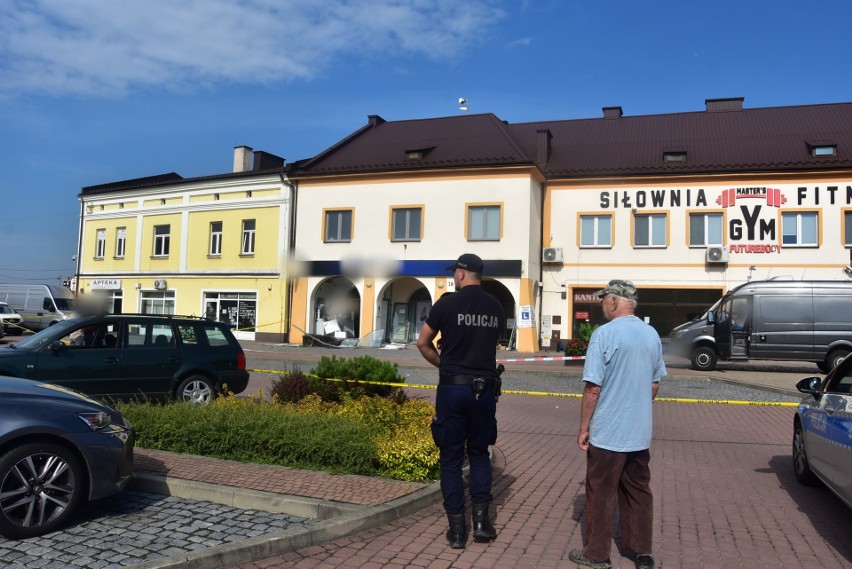 Ktoś w centrum Żabna wysadził bankomat. Policjanci szukają sprawców eksplozji pod Tarnowem. Mamy zdjęcia!