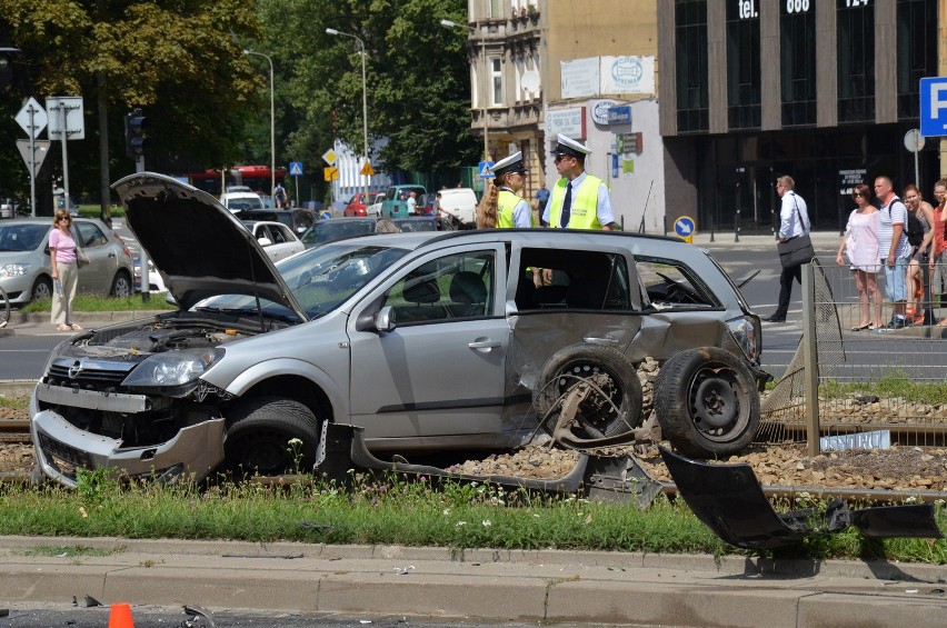 Wrocław: Wypadek na Legnickiej. Opel zablokował torowisko (ZDJĘCIA)