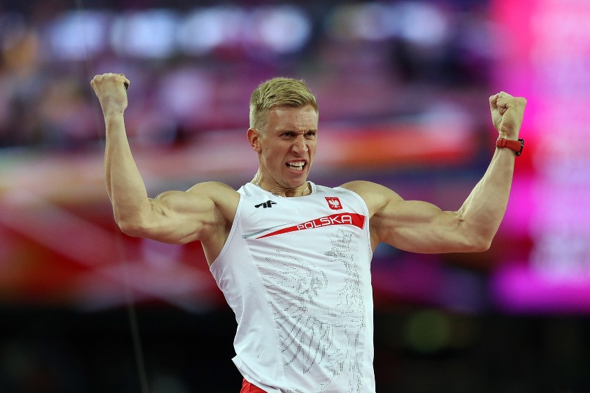 Piotr Lisek cieszy się ze zdobycia medalu razem z mistrzem...