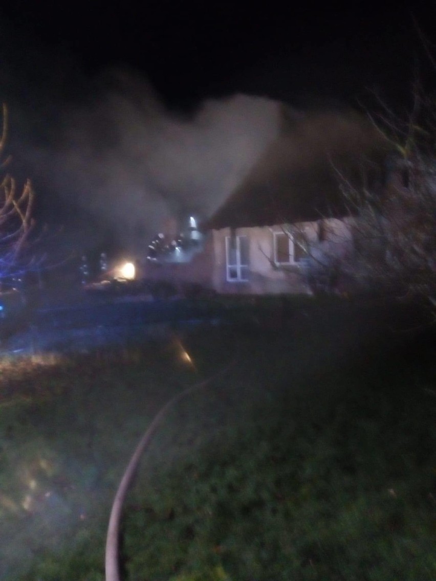 Czteroosobowa rodzina z Modrzejewa straciła dom w pożarze....
