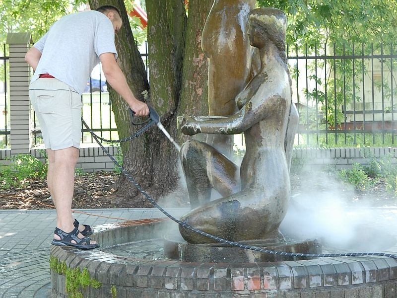 Nagie kobiety w centrum miasta nabierają blasku. Zdjęcia