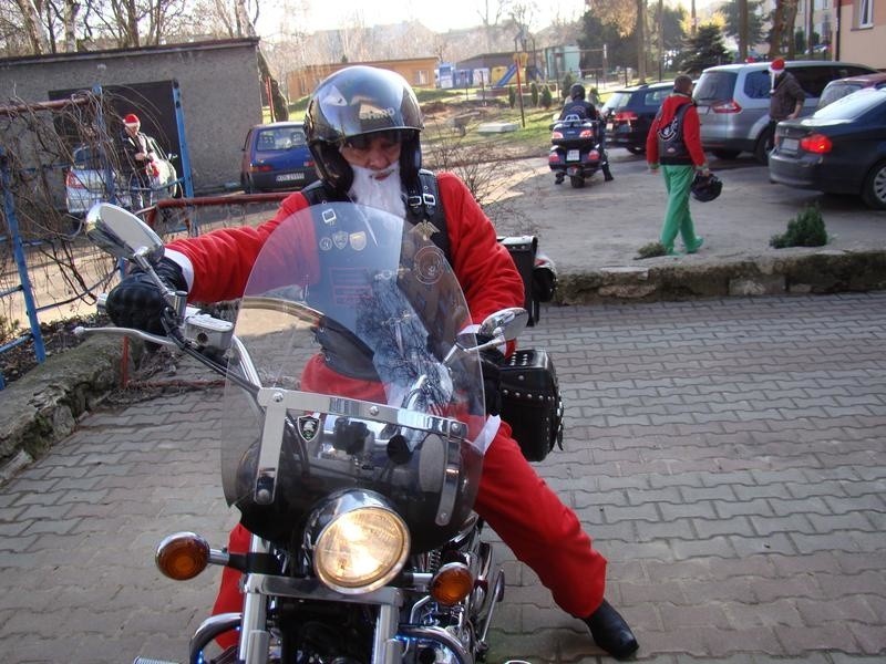 Święty Mikołaj przyjechał na motocyklu do Domu Dziecka w Oświęcimiu [WIDEO, ZDJĘCIA]