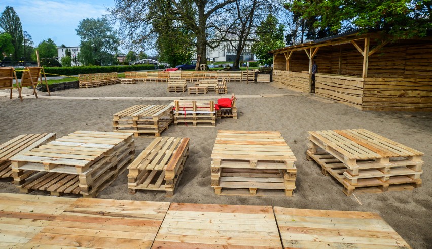 Wylegiwanie się na piaszczystej plaży na jej brzegiem to już...