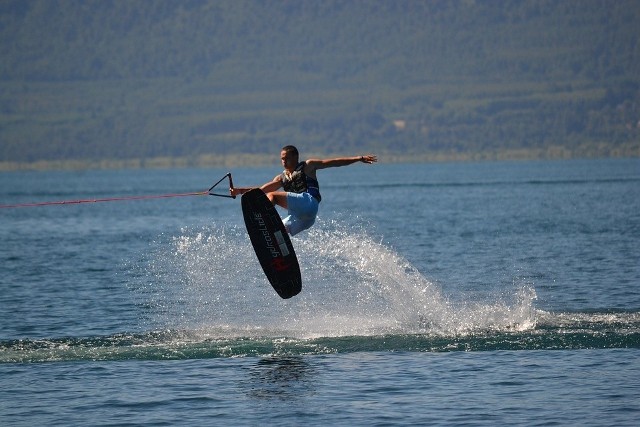 Ta dyscyplina cieszy się w Polsce coraz większą popularnością. Jest to sport wodny, który polega na płynięciu po powierzchni wody na desce. Sportowiec trzyma się liny, która przymocowana jest do motorówki lub specjalnego wyciągu.  Wakeboarding powstał w wyniku połączenia nart wodnych, snowboardingu i surfingu. Sport ten jest wyjątkowo kontuzjogenny, ponieważ na desce łatwo jest  stracić równowagę. Wakeboarding należy uprawiać w  kasku i kamizelce, która utrzymuje głowę nad wodą przed startem. Uderzenia w wodę potrafią być bardzo bolesne i niebezpieczne. Nie trudno tu o siniaki, zbite czy połamane żebra oraz wstrząs mózgu. Nie warto więc oszczędzać na dodatkowych zabezpieczeniach, chyba, że chcemy aby sezon upłynął nam na leczeniu.