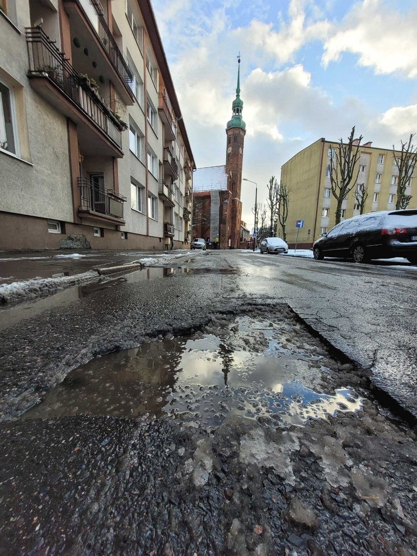 Ulica Mikołajska w Słupsku woła o remont. Tak uważają piesi...