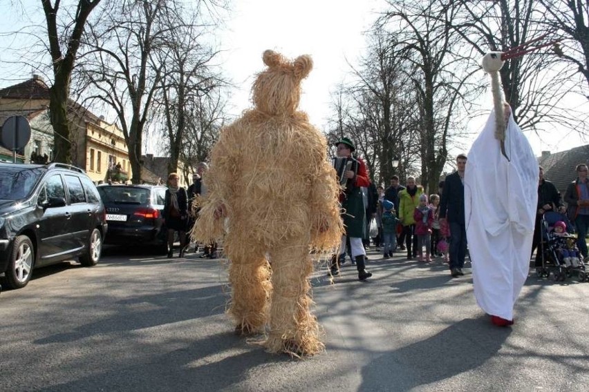 Pochód z niedźwiedziem w Czerniejewie