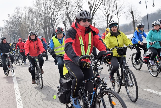 - W bieżącym roku zamierzamy zorganizować 45 rajdów rowerowych. Trzy z nich już za nami. Na rowerach wjechaliśmy w Nowy Rok, uczciliśmy święto zakochanych, czyli walentynki, a w minioną sobotę oficjalnie zainaugurowaliśmy turystyczny sezon kolarski 2017 - informuje Edmund Kowalski, przewodniczący Komisji Turystyki Rowerowej przy Nadgoplańskim Oddziale PTTK w Kruszwicy. W sobotnim (11 marca) rajdzie inauguracyjnym uczestniczyło ponad 40. cyklistów. Wyruszyli z parkingu pod Mysią Wieżą. Trasa wiodła następnie przez Gocanowo, Rusinowo, Janocin, Tarnowo, Bródzki z powrotem do Kruszwicy. W świetlicy Rolniczej Spółdzielni Produkcyjnej w Janocinie czekał na turystów ciepły posiłek, drożdżówki oraz kawa i herbata. Była okazja wymienić pierwsze tegoroczne spostrzeżenia z trasy i pogadać o planowanych wyprawach rowerowych. Inauguracyjny rajd liczył około 30 kilometrów. Jak na możliwości rowerzystów z Kruszwicy to niewiele. Ale jak na jedną z pierwszych tegorocznych wycieczek, w sam raz. - Po zimie trzeba się rozruszać. Nie ma co szarżować. Na dłuższe trasy przyjdzie czas za kilka tygodni - usłyszeliśmy od jednego z cyklistów. A plany na ten rok są bogate. M. In. będzie rowerowy wyjazd do Lądu, tradycyjna wyprawa wokół jeziora Gopło. Kilkudniowy wyjazd na trasie Kruszwica - Częstochowa - Kraków, a także wyprawa na Hel, a stamtąd przez Puck, Rewę, Gdynię i Sopot do Gdańska. W planach jest też rajd "200 plus", czyli przejechanie podczas jednodniowej wycieczki ponad 200-kilometrowej trasy. Dodatkową atrakcją tegorocznego sezonu rowerowego będzie możliwość zdobycia okolicznościowej odznaki turystycznej ustanowionej z okazji 50-lecia Nadgoplańskiego Parku Tysiąclecia. Szczegółowy regulamin znajduje się na stronie internetowej PTTK w Kruszwicy. Wspomnimy jedynie, że aby stać się posiadaczem odznaki trzeba będzie wziąć udział przynajmniej w czterech z sześciu obowiązkowych rajdów po Nadgoplu lub zorganizować sobie wycieczkę, podczas której trzeba zaliczyć odpowiednią liczbę obiektów, nie tylko zabytkowych, na terenie NPT. Tak więc, do zobaczenia na turystycznym szlaku.