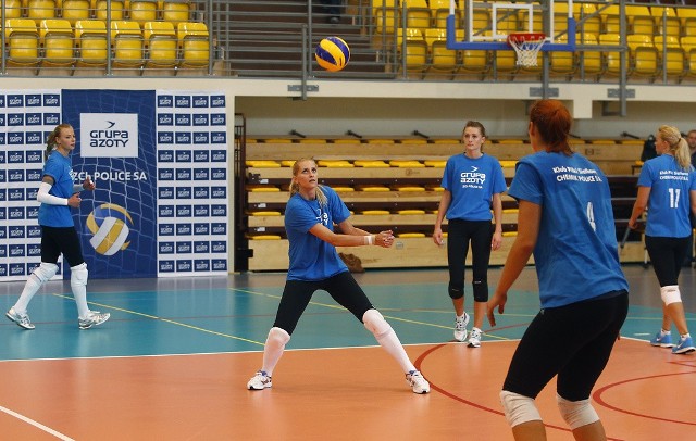 Anna Werblińska (w środku, odbiła piłkę) nabawiła się drobnego w meczu z Zaksą.