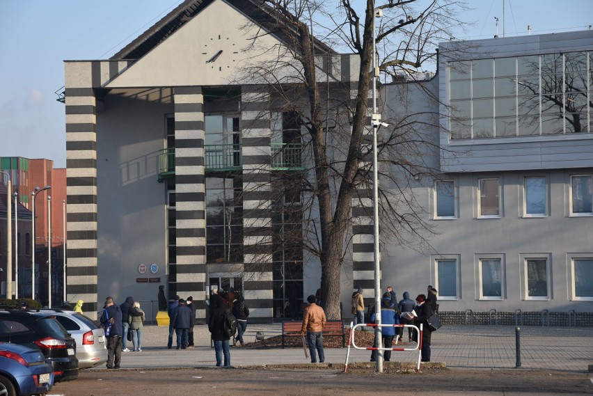 Rybnik. Kolejka przed urzędem miasta ustawia się w nocy....