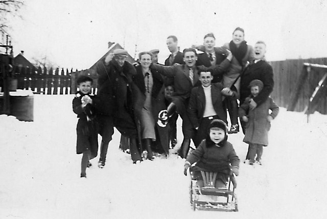 Sąsiedzki karnawał zimą 1940 roku. Od lewej ja ze śnieżką, tata, moja chrzestna ciocia Ola Pacuk, sąsiad pan Lewandowski, bracia Malewicze, kuzyn Michał Kruczkowski, jego żona Wanda, mały Zbyszek Malewicz, a na sankach Bogdan Kruczkowski.