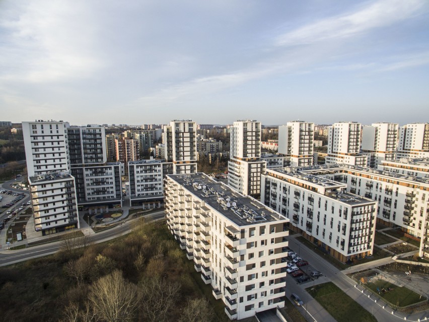 Brakuje również podstawowej infrastruktury: placów zabaw,...