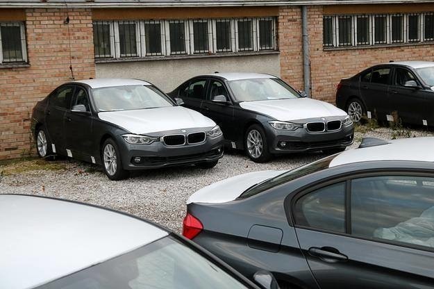 Nieoznakowany radiowóz policji BMW 330i XDrive.